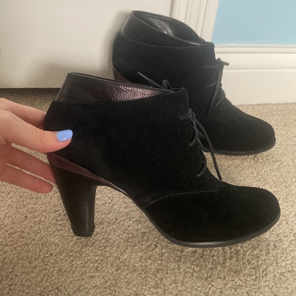 Stylish Kenneth Cole Reaction Suede Leather Size 8 1/2 Black Lace-Up Ankle Boots